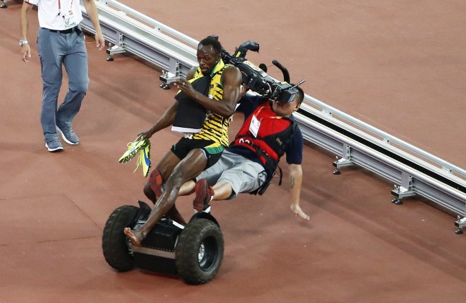 Un camarógrafo chino dejó en el piso a Usain Bolt