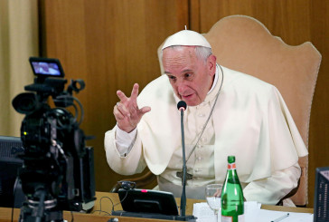 La emoción de la joven víctima de bullying que le cantó al Papa