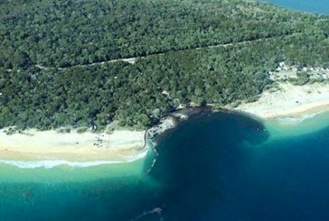 Un agujero se “traga” parte de una playa en Australia