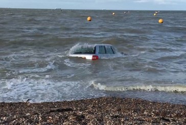 Dejó el auto en la playa y se lo “comió” el mar [VIDEO]