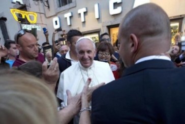 El Papa sorprendió a todos y fue a renovar sus lentes a una óptica en Roma