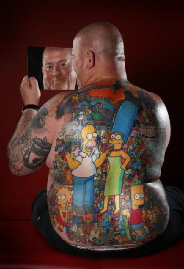 Por amor a Los Simpson un fan se hizo 203 tatuajes