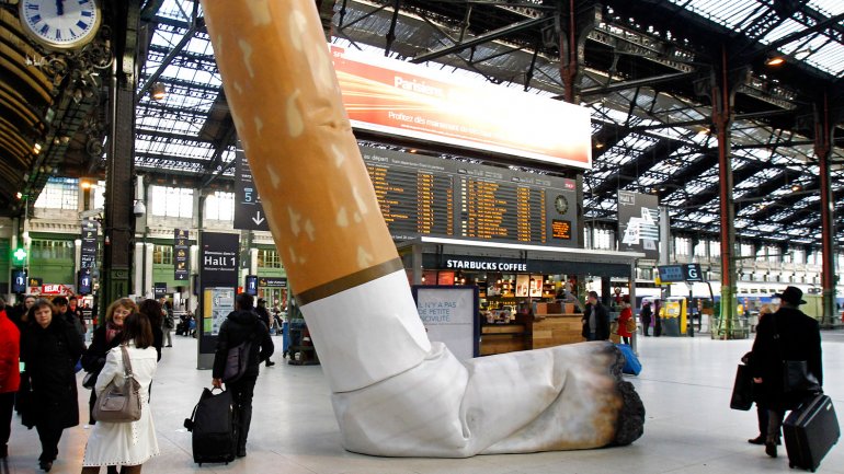 París multará a los fumadores que arrojen las colillas de cigarrillo en la calle