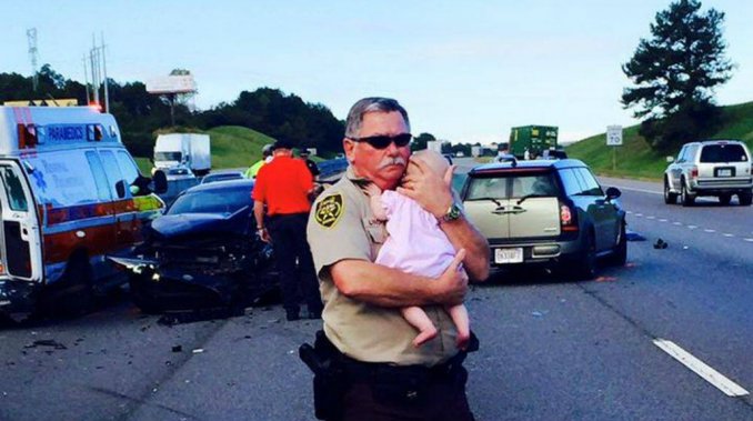 La foto de un policía que acuna a una beba tras un accidente se volvió viral