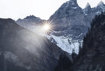 El increíble agujero natural en la roca por el que pasa el sol dos veces al año