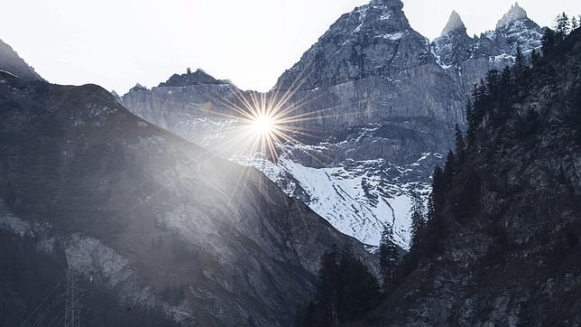 El increíble agujero natural en la roca por el que pasa el sol dos veces al año