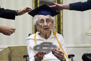 VIDEO Se recibió con 97 años, ocho décadas después de dejar la escuela