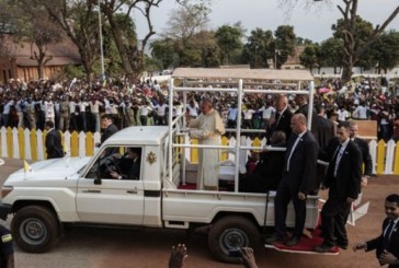 Última misa en África: el Papa llamó a la paz con los musulmanes