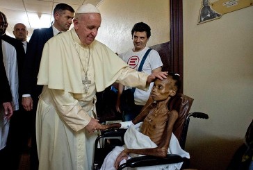 La impactante visita del Papa a un hospital pediátrico en África