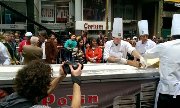 Realizan la pizza más larga de Buenos Aires con un fin solidario