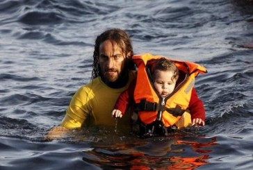 Impacta al mundo la imagen del rescatista argentino en Grecia