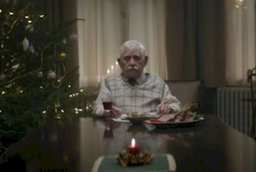 Video: cansado de pasar solo la Navidad, un abuelo hace reaccionar a su familia