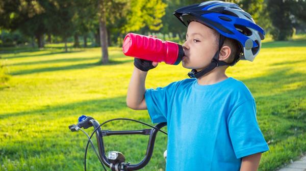 Niños y deporte: ¿deberían tomar bebidas isotónicas?