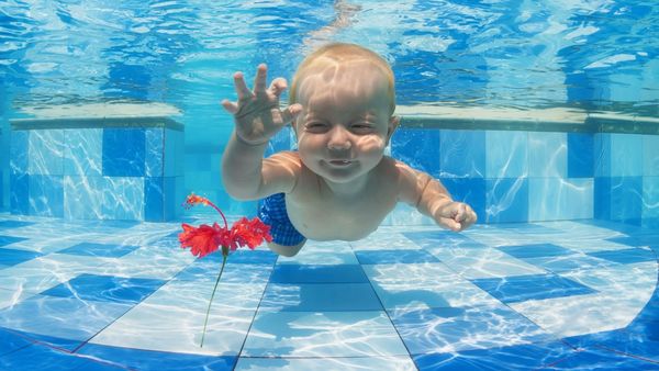 Matronatación, una disciplina para reforzar el vínculo entre padres e hijos