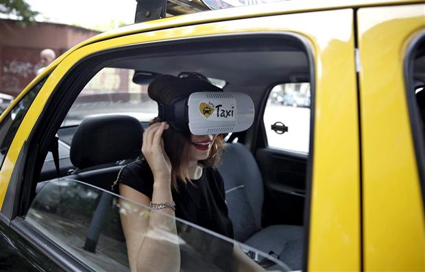 El taxi se moderniza hasta con cascos virtuales para mantener a sus clientes