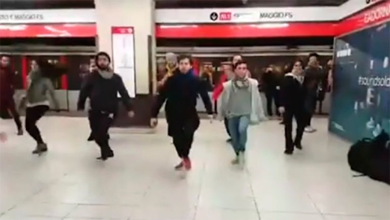 Una improvisada coreo argenta sorprendió en el subte de Milán