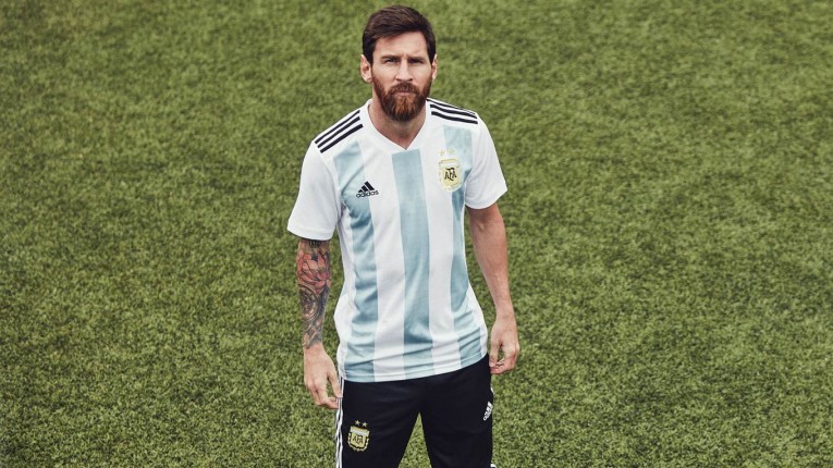 Mundial Rusia 2018. Presentaron la camiseta de la Argentina y de otras siete selecciones: el regreso a la década del ’90