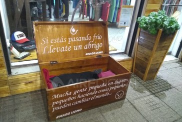 Un baúl solidario colecta abrigo para las personas en situación de calle