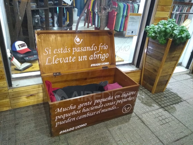 Un baúl solidario colecta abrigo para las personas en situación de calle