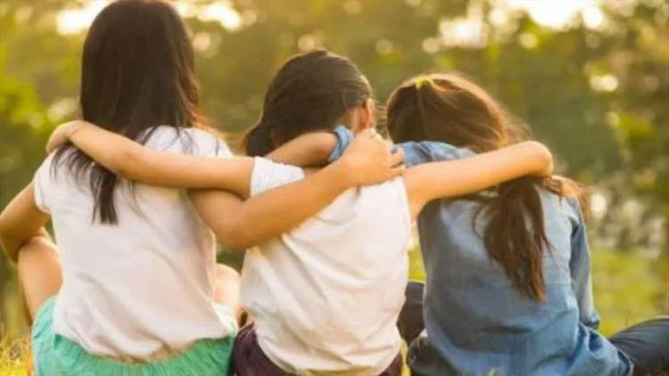 Las tres hermanitas que no querian ser separadas ya viven con su nueva familia