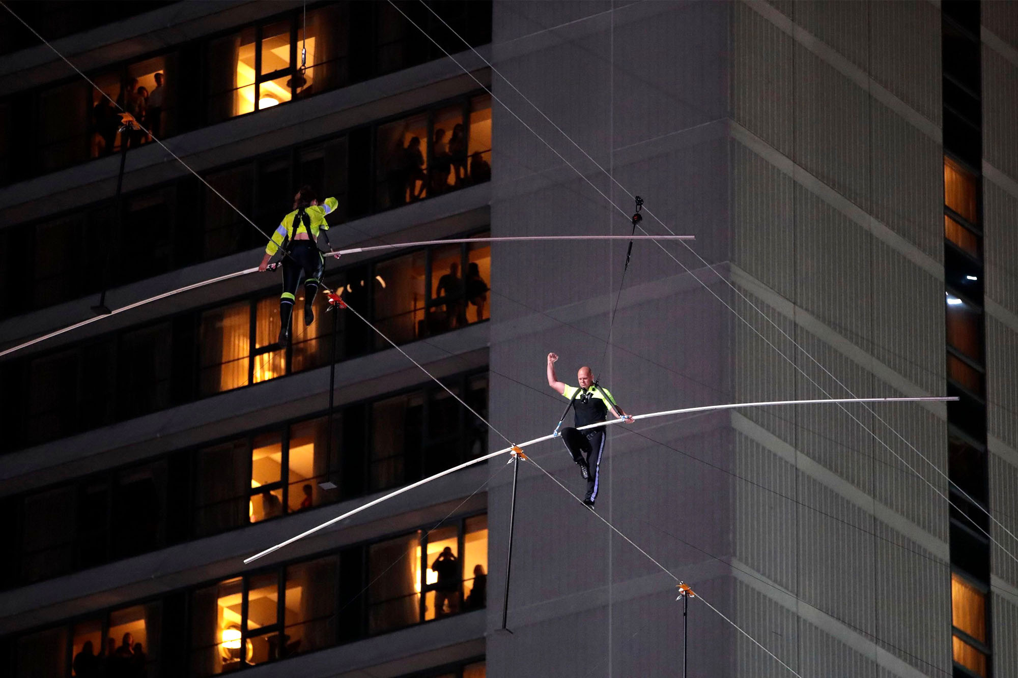 Proeza histórica: hermanos equilibristas atravesaron Times Square en cuerda floja