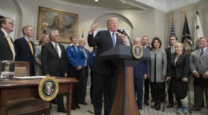 En 2017 Trump firmó una orden una orden presidencial que habilita a la NASA a enviar de nuevo misiones tripuladas a la Luna. EPA
