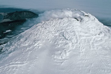 El hielo glaciar de un volcán oculta un lago de lava hirviendo