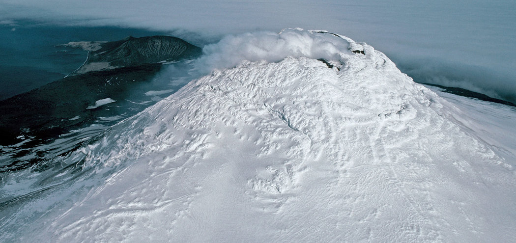 El hielo glaciar de un volcán oculta un lago de lava hirviendo