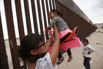 Los niños no conocen fronteras: así se convirtió al muro en una zona de juegos