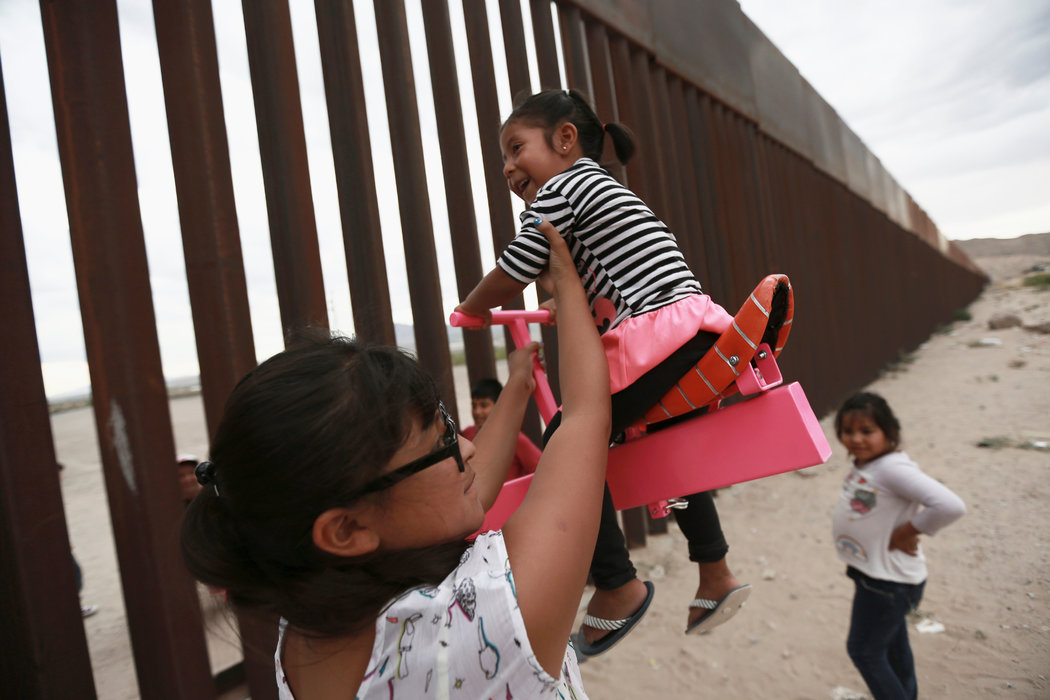 Los niños no conocen fronteras: así se convirtió al muro en una zona de juegos