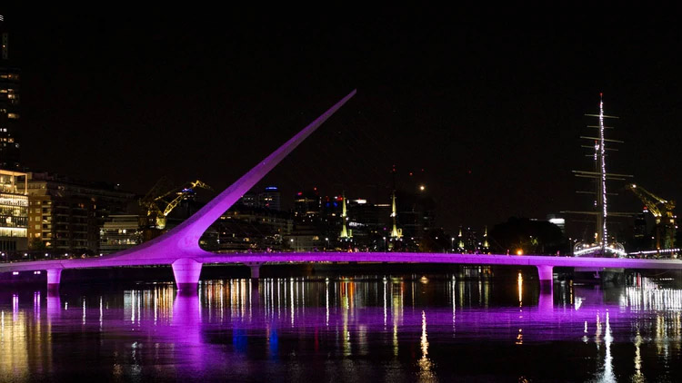 Por el Día Internacional de la Eliminación de la Violencia contra las Mujeres, 9 monumentos de Capital Federal se tiñeron de violeta