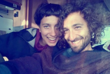 La pareja argentina de músicos que pasa la cuarentena dentro de una casa rodante en España