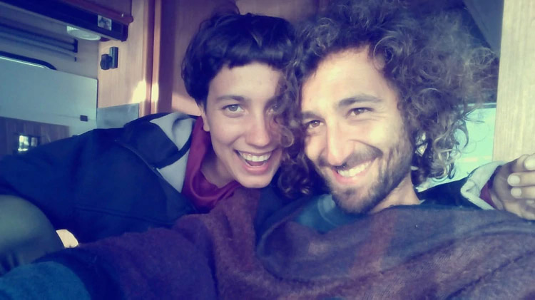 La pareja argentina de músicos que pasa la cuarentena dentro de una casa rodante en España