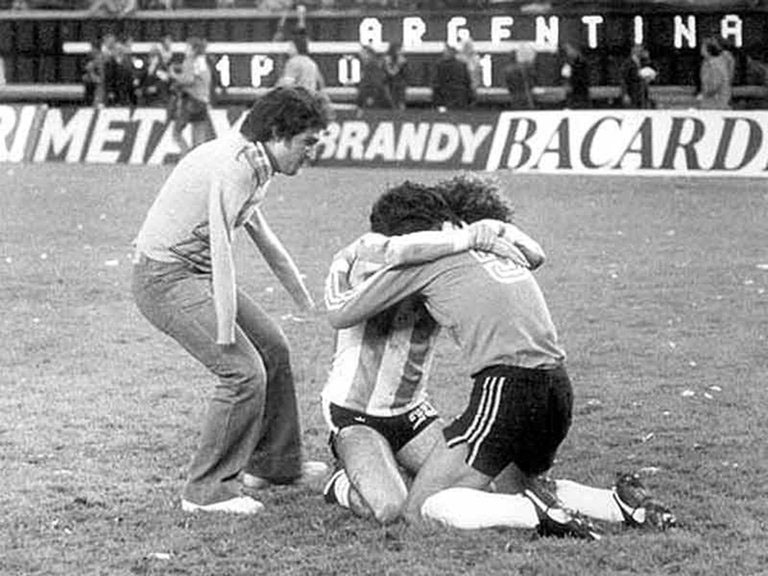 La historia completa del Abrazo del Alma: la foto que tenía un antecedente y se transformó en ícono de los festejos del Mundial ’78