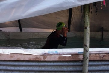 Amor infinito: para que su hijo pueda nadar en las olimpíadas de sordos, le armaron una pileta con chapas, ramas y plásticos