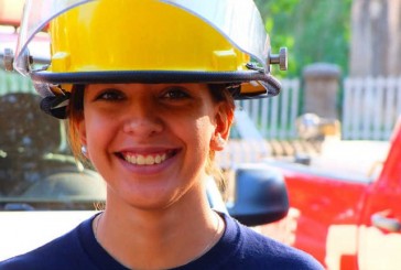 Es bombera, combate los incendios de Córdoba durante 12 horas pero no dejó de estudiar: rindió un examen universitario y aprobó