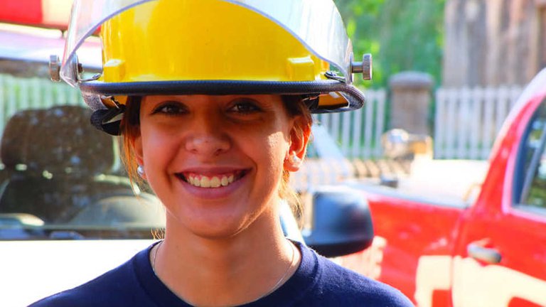 Es bombera, combate los incendios de Córdoba durante 12 horas pero no dejó de estudiar: rindió un examen universitario y aprobó