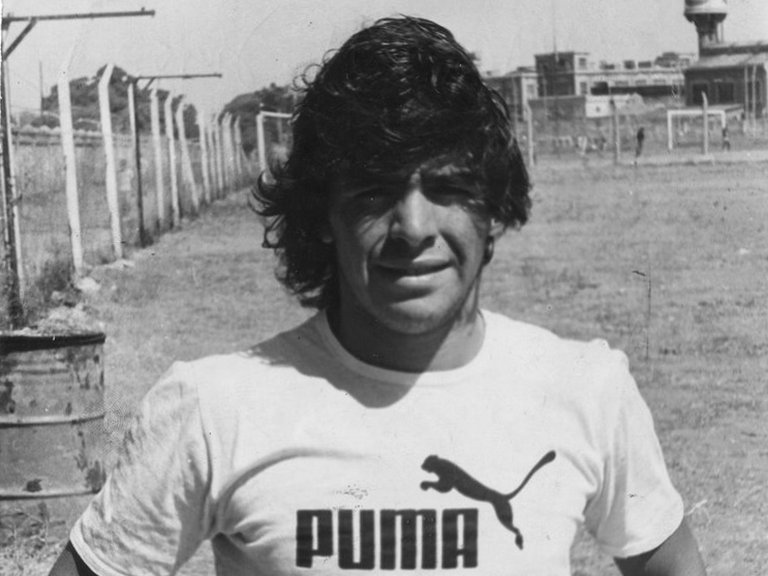 Tacos, rabonas y caños: las perlitas de la carrera de Maradona que compartió el Archivo General de la Nación y se hicieron virales