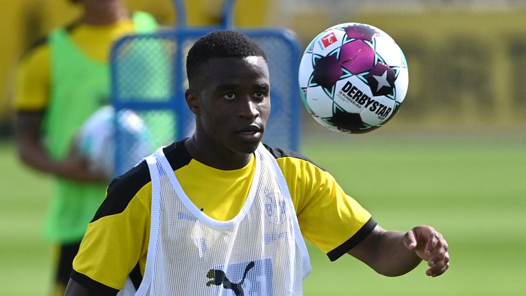 Cumplió 16 años y su debut tiene en vilo al fútbol mundial: la historia de Youssoufa Moukoko