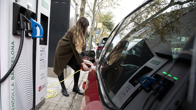 Ni eléctricos ni de combustión: las diez ventajas de los vehículos híbridos enchufables