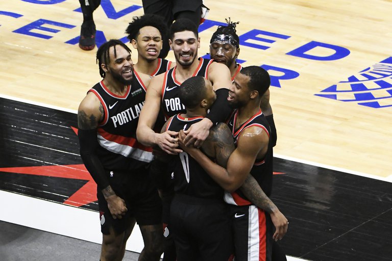 Increíble final en la NBA: metió dos triples en los últimos ocho segundos y su equipo logró un triunfo épico