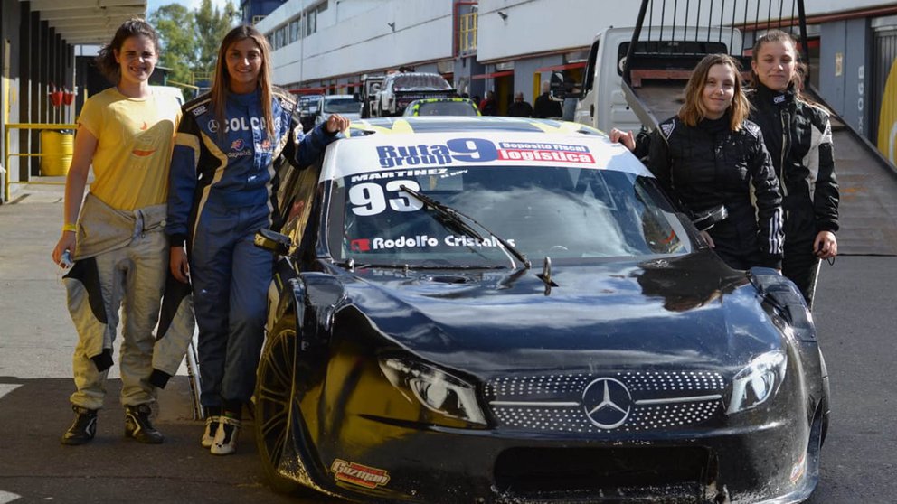 Pilotos, mecánicas, ingeniera y jefa de equipo: cómo es la primera escudería femenina del automovilismo argentino