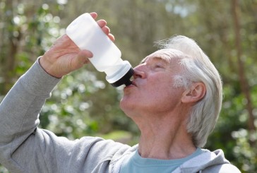 Tomar agua reduce el riesgo de sufrir insuficiencia cardíaca, según un estudio