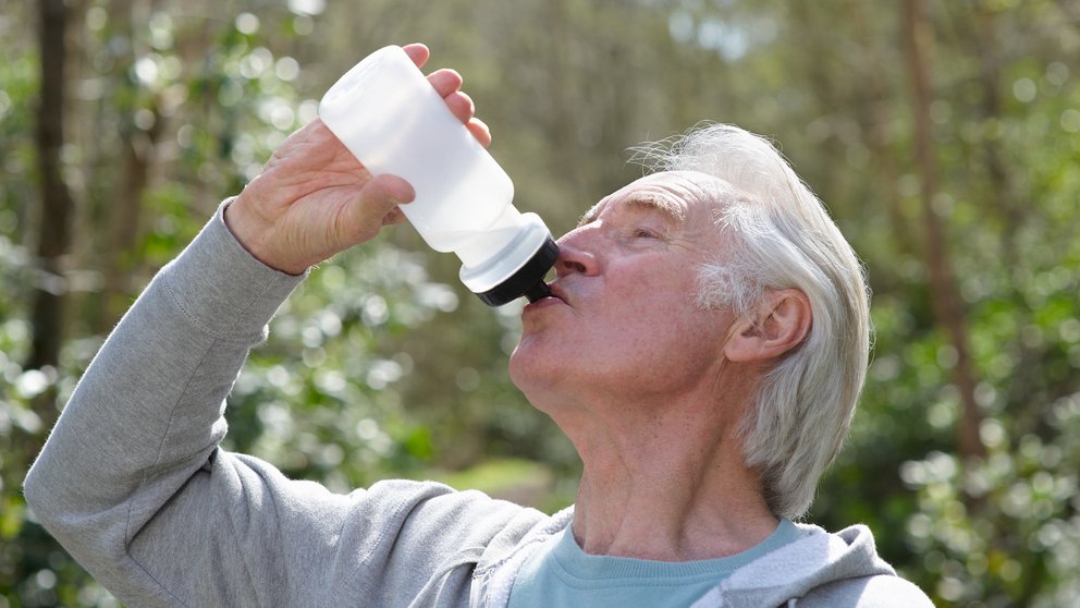Tomar agua reduce el riesgo de sufrir insuficiencia cardíaca, según un estudio
