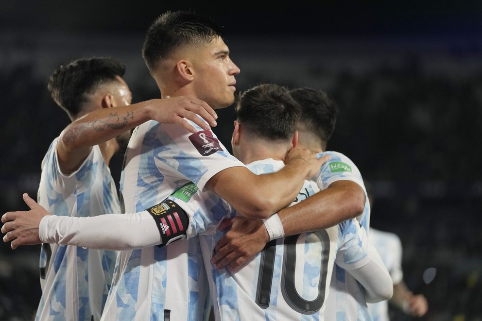 Con tres goles de Messi, Argentina le ganó 3-0 a Bolivia en el primer partido de la Selección en el país tras la conquista de la Copa América