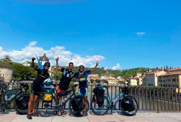 Tres cordobeses unen Italia y Qatar en bici para alentar a la selección y esperan que las entradas “caigan del cielo”