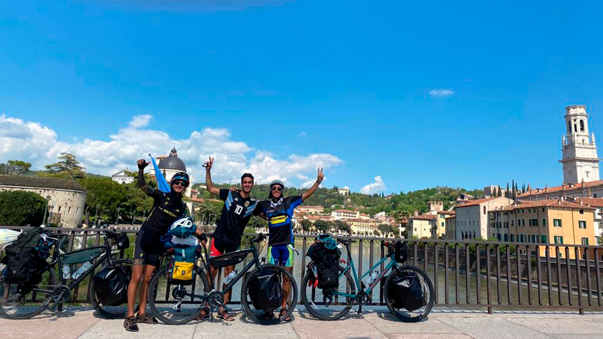 Tres cordobeses unen Italia y Qatar en bici para alentar a la selección y esperan que las entradas “caigan del cielo”