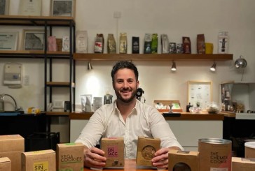 Es rosarino y produce las galletitas que acompañan el café de Starbucks