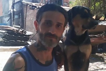 El perro que salvó a su dueño y a un gatito del incendio que destruyó la casa por completo