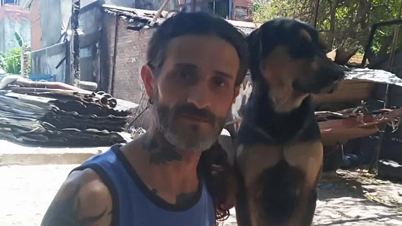 El perro que salvó a su dueño y a un gatito del incendio que destruyó la casa por completo